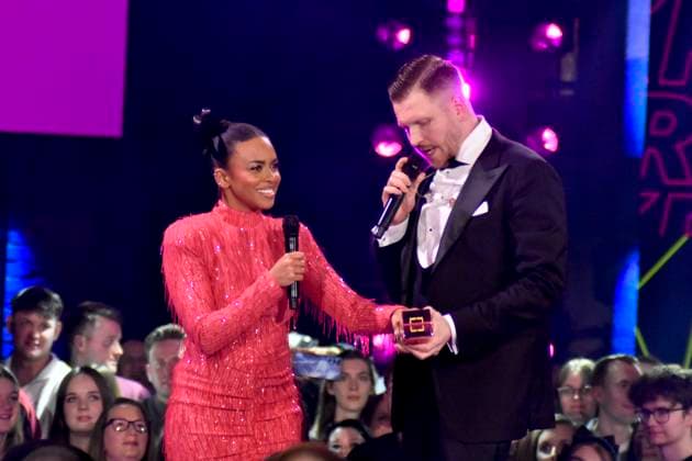 ABBbielefeld Aminata Belli presenter with Finch, Nils Wehowsky with Krone prizewinner on the Behne show at the WDR Musikpreis 1 Live Krone award ceremony in the Lokschuppen Bielefeld on 04 12 2025 NRW Germany