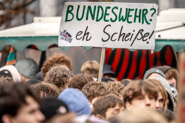 Bundeswehr Eh Scheiße Plalakat at the school strike, pupils protest against the new compulsory mi