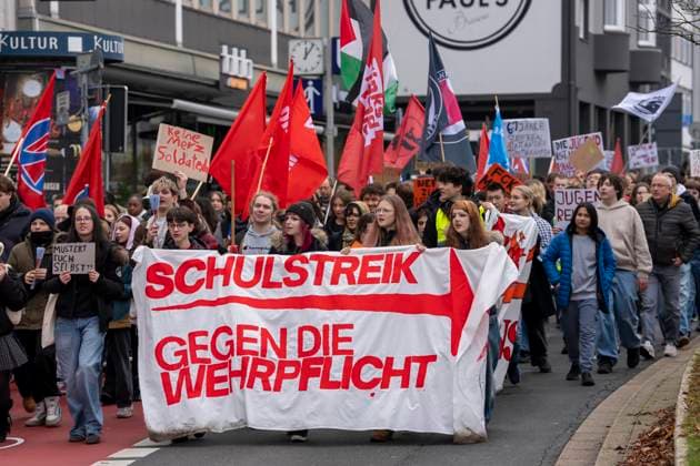 School strike against military service, about 600 participants in a demonstration against the reintroduction of military service, students who stayed away from school and participants from left-wing organizations and parties marched through the city center of Essen to protest against the planned new compulsory military service and against other obl