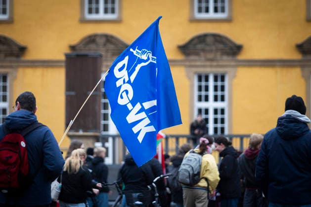 Flag of the DFG VK Deutsche Friedensgesellschaft Vereinigte KriegsdienstgegnerInnen e V Germany-wide school strike against compulsory military service Under the motto We say NO to compulsory military service NO to all compulsory services, a demonstration march around the Os