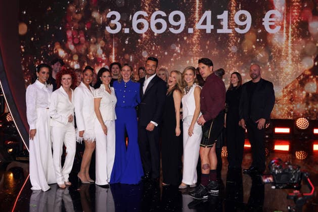 The Great Christmas Show 2025 Presenter Giovanni Zarrella and participants with the donated sum on the screen V li Nadja Benaissa, Lucy Diakovska, Jessica Wahls and Sandy Mölling from No Angels, Evelyn Weigert, Giovanni Zarrella, Julia Lindholm, Linda Hesse, Andreas Gabalier The Great