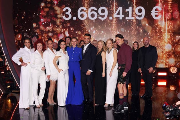 The Great Christmas Show 2025 Presenter Giovanni Zarrella and participants with the donated sum on the screen V li Nadja Benaissa, Lucy Diakovska, Jessica Wahls and Sandy Mölling from No Angels, Evelyn Weigert, Giovanni Zarrella, Julia Lindholm, Linda Hesse, Andreas Gabalier The Great