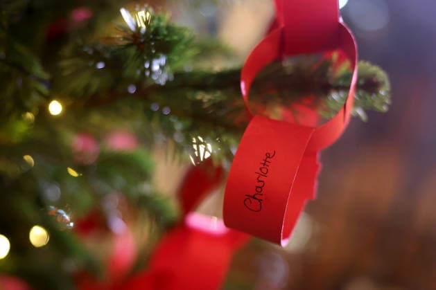 Members Of The Royal Family Attend The Together At Christmas Carol Service LONDON, ENGLAND - DECEMBER 05: A paper chain garland signed by Princess Charlotte of Wales on a Christmas tree at the Together At Christmas Carol Service at Westminster Abbey on December 05, 2025 in London, England. Led by The Princess and supported by The Royal Foundation, the annual event offered a chance to pause and reflect on the values of love, compassion, and the connections we share. The service also highlighted remarkable individuals from across the UK who have demonstrated extraordinary kindness, empathy, and support within their communities., Credit:Chris Jackson Avalon United Kingdom, England, London, Westminster Abbey  Copyright: xChrisxJacksonx xAvalonx 1056773316