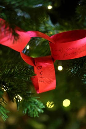 Members Of The Royal Family Attend The Together At Christmas Carol Service LONDON, ENGLAND - DECEMBER 05: A paper chain garland signed by Prince Louis of Wales on a Christmas tree at the Together At Christmas Carol Service at Westminster Abbey on December 05, 2025 in London, England. Led by The Princess and supported by The Royal Foundation, the annual event offered a chance to pause and reflect on the values of love, compassion, and the connections we share. The service also highlighted remarkable individuals from across the UK who have demonstrated extraordinary kindness, empathy, and support within their communities., Credit:Chris Jackson Avalon United Kingdom, England, London, Westminster Abbey  Copyright: xChrisxJacksonx xAvalonx 1056773847