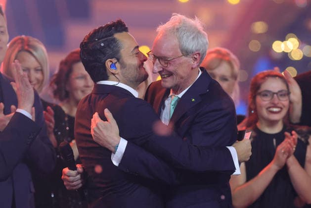 The Great Christmas Show 2025 Presenter Giovanni Zarrella hugs Johannes Zurnieden Founder and Managing Director of Bonn-based cruise operator Phoenix Reisen , who has just donated 1.2 million euros on behalf of Phoenix Reisen The Great Christmas Show presented by Giovanni Zarrella ZDF Live broadcast from 04 12 2025 in the Baden A