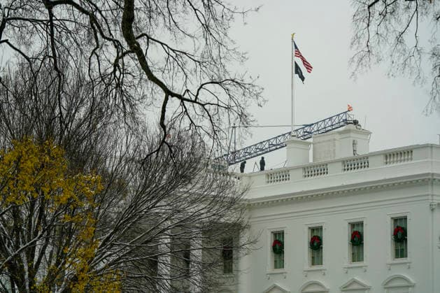 White House Ballroom Construction A construction crane utilized to work on the new White House Ballroom is seen on the grounds of the White House on Friday December 5, 2025 in Washington, DC. President Trump has hired DC-based firm Shalom Baranes Associates to complete the project. (Photo by Leigh Vogel Pool ABACAPRESS.COM) Washington DC Copyright: xPool ABACAx