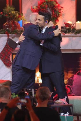 The Great Christmas Show 2025 Presenter Giovanni Zarrella hugs Eros Ramazzotti Italian pop singer, songwriter and music producer The Great Christmas Show presented by Giovanni Zarrella ZDF Live broadcast from 04 12 2025 in the Baden Arena Offenburg Offenburg, Baden Württemberg, Germany