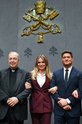 ITALY - PRESS CONFERENCE IN OCCASIONE DELLA PRESENTAZIONE DEL CONCERTO PER I POVERI AT THE VATICAN - 2025 12 5 Italy, Rome, Vatican, 2025 12 5.Press conference for the Concert with the Poor. Pictured are Serena Autieri, Father Marco Frisina, Michael Buble, Vatican City EDITORIAL USE ONLY - NO BOOKS Copyright: xALESSIAxGIULIANIx