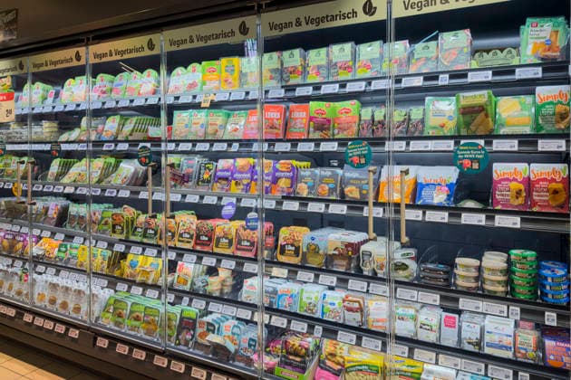 Refrigerated display case with vegan and vegetarian products in a REWE branch in Cologne. A wide range of plant-based alternatives that reflects the growing trend towards conscious nutrition. Nordrhein-Westfalen Deutschland, Germany 20251202-IMG_1226