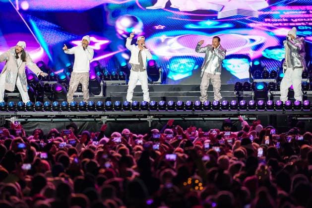 04 12 2025, Schladming, AUT, On the road in Styria, Ski Opening 2025, concert, in the picture Backstreet Boys, feature, overview, Planai Stadium, feature, fan, concert,