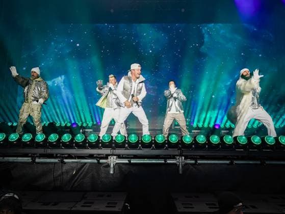 04 12 2025, Schladming, AUT, On the road in Styria, Ski Opening 2025, concert, in the picture Backstreet Boys, feature, overview, Planai Stadium, feature, fan, concert,