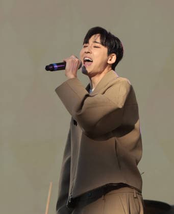 iHeartRadio 102.7 KIIS FM s Jingle Ball 2025 - Pre-Show Village Kevin Woo from KPop Demon Hunters (the singing voice for the character Mystery Saja) performs at iHeartRadio 102.7 KIIS FM s Jingle Ball 2025 Presented by Capital One - Pre-Show at Intuit Dome on December 05, 2025 in Los Angeles, California. Inglewood INTUIT DOME California USA Copyright: xCraSH imageSPACEx