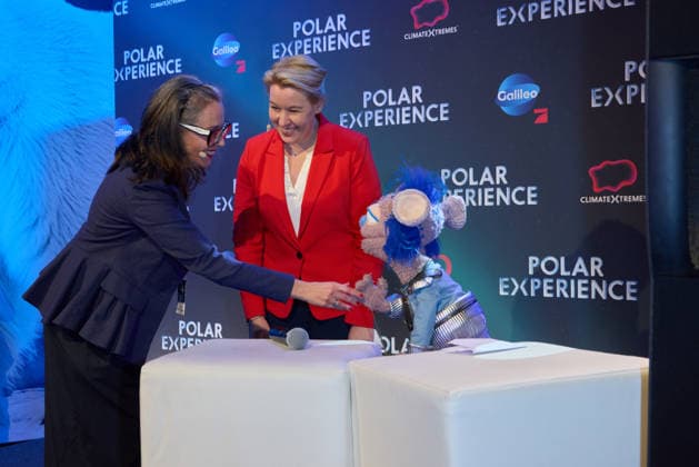 Nicole Strock Stanley, Franziska Giffey and Cosmo from Galileo Kids Opening of the exhibition POLAR EXPERIENCE The immersive exhibition about the Arctic and Antarctic in the Arena Berlin on 05 12 2025 Opening Polar Experience