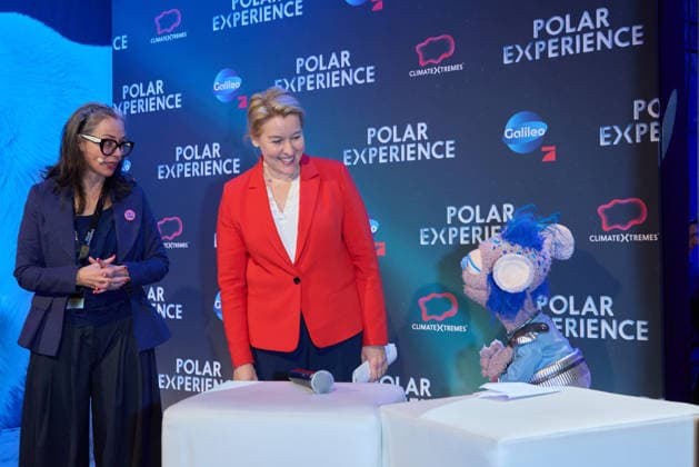 Nicole Strock Stanley, Franziska Giffey and Cosmo from Galileo Kids Opening of the exhibition POLAR EXPERIENCE The immersive exhibition about the Arctic and Antarctic in the Arena Berlin on 05 12 2025 Opening Polar Experience