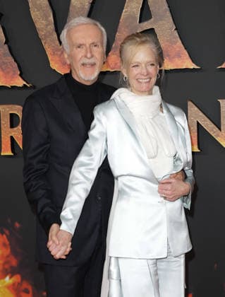 James Cameron et sa femme Suzy Amis Cameron Avant première du film Avatar Fire and Ash Avatar de Feu et de Cendres à la Seine Musicale de Boulogne Billancourt le 5 décembre 2025 Coadic Guirec Bestimage Preview screening of the film Avatar Fire and Ash at the Seine Musicale in Boulogne Billancourt on December 5, 2025 Paris France  Copyright: xCOADICxGUIRECx xBESTIMAGExCOADICxGUIRECx xBESTIMAGEx