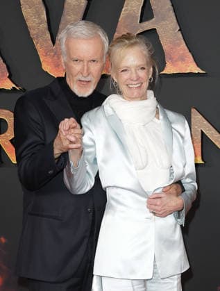 James Cameron et sa femme Suzy Amis Cameron Avant première du film Avatar Fire and Ash Avatar de Feu et de Cendres à la Seine Musicale de Boulogne Billancourt le 5 décembre 2025 Coadic Guirec Bestimage Preview screening of the film Avatar Fire and Ash at the Seine Musicale in Boulogne Billancourt on December 5, 2025 Paris France  Copyright: xCOADICxGUIRECx xBESTIMAGExCOADICxGUIRECx xBESTIMAGEx