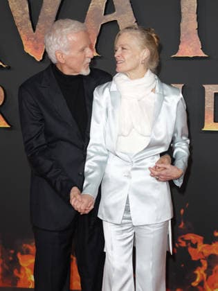 James Cameron et sa femme Suzy Amis Cameron Avant première du film Avatar Fire and Ash Avatar de Feu et de Cendres à la Seine Musicale de Boulogne Billancourt le 5 décembre 2025 Coadic Guirec Bestimage Preview screening of the film Avatar Fire and Ash at the Seine Musicale in Boulogne Billancourt on December 5, 2025 Paris France  Copyright: xCOADICxGUIRECx xBESTIMAGExCOADICxGUIRECx xBESTIMAGEx