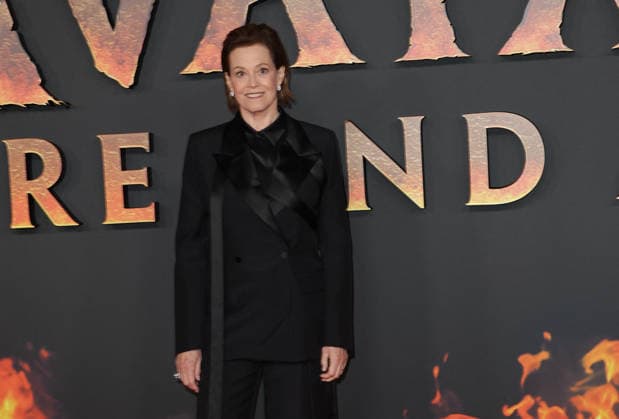 Sigourney Weaver Avant première du film Avatar Fire and Ash Avatar de Feu et de Cendres à la Seine Musicale de Boulogne Billancourt le 5 décembre 2025 Coadic Guirec Bestimage Preview screening of the film Avatar Fire and Ash at the Seine Musicale in Boulogne Billancourt on December 5, 2025 Paris France  Copyright: xCOADICxGUIRECx xBESTIMAGExCOADICxGUIRECx xBESTIMAGEx