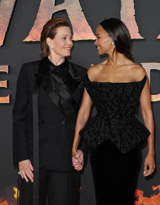Sigourney Weaver et Zoe Saldana Avant première du film Avatar Fire and Ash Avatar de Feu et de Cendres à la Seine Musicale de Boulogne Billancourt le 5 décembre 2025 Coadic Guirec Bestimage Preview screening of the film Avatar Fire and Ash at the Seine Musicale in Boulogne Billancourt on December 5, 2025 Paris France  Copyright: xCOADICxGUIRECx xBESTIMAGExCOADICxGUIRECx xBESTIMAGEx