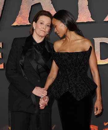 Sigourney Weaver et Zoe Saldana Avant première du film Avatar Fire and Ash Avatar de Feu et de Cendres à la Seine Musicale de Boulogne Billancourt le 5 décembre 2025 Coadic Guirec Bestimage Preview screening of the film Avatar Fire and Ash at the Seine Musicale in Boulogne Billancourt on December 5, 2025 Paris France  Copyright: xCOADICxGUIRECx xBESTIMAGExCOADICxGUIRECx xBESTIMAGEx