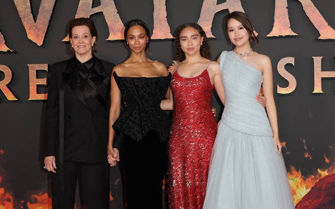Sigourney Weaver, Zoe Saldana, Bailey Bass et Trinity Jo Li Bliss Avant première du film Avatar Fire and Ash Avatar de Feu et de Cendres à la Seine Musicale de Boulogne Billancourt le 5 décembre 2025 Coadic Guirec Bestimage Preview screening of the film Avatar Fire and Ash at the Seine Musicale in Boulogne Billancourt on December 5, 2025 Paris France  Copyright: xCOADICxGUIRECx xBESTIMAGExCOADICxGUIRECx xBESTIMAGEx
