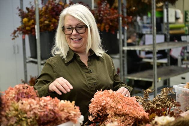 STOCKHOLM, SWEDEN 20251206 Helen Magnusson, Chief Florist at Hässelby Blommor during a press viewing of this years floral decorations for the Nobel Prize ceremony STOCKHOLM SWEDEN x10658x  Copyright: xMagnusxLejhall TTx HÄSSELBY BLOMMOR INÖFR NOBEL 4prlWek8o3Q