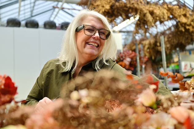HelÃ n Magnusson, head florist at Hässelby Blommor, during a press presentation of this year s floral decorations ahead of the Nobel Prize ceremony, in Stockholm Sweden on December 06, 2025 STOCKHOLM SWEDEN x10658x  Copyright: xMagnusxLejhall TTx NOBEL PRIZE FLOWERS mwUaeWxBe58