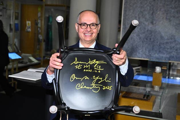 Omar M Yaghi, laureate in chemistry, signs the Nobel chairs at the Nobel Museum in Stockholm, Sweden, December 6, 2025 STOCKHOLM SWEDEN x10090x  Copyright: xClaudioxBresciani TTx NOBEL CHAIRS ARE SIGNED BY THE PRIZE WINNERS oGcAfyXqqJ4