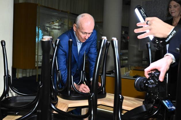 Peter Howitt, laureate in economics, signs the Nobel chairs at the Nobel Museum in Stockholm, Sweden, December 6, 2025 STOCKHOLM SWEDEN x10090x  Copyright: xClaudioxBresciani TTx NOBEL CHAIRS ARE SIGNED BY THE PRIZE WINNERS 9rzA18dhGqc