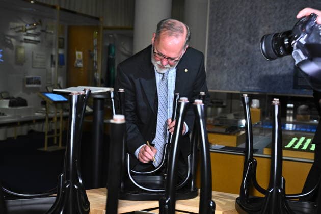 Fred Ramsdell, laureate in medicine, signs the Nobel Chairs at the Nobel Museum in Stockholm, Sweden, December 6, 2025 STOCKHOLM SWEDEN x10090x  Copyright: xClaudioxBresciani TTx NOBEL CHAIRS ARE SIGNED BY THE PRIZE WINNERS JlRfVlxTDXw