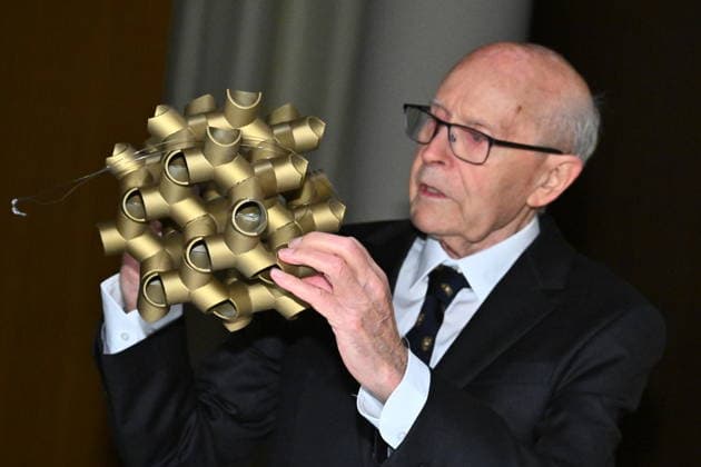Richard Robson, laureate in chemistry, donates a personal item to the Nobel Museum in Stockholm, Sweden, December 6, 2025 STOCKHOLM SWEDEN x10090x  Copyright: xClaudioxBresciani TTx NOBEL CHAIRS ARE SIGNED BY THE PRIZE WINNERS VLcN4K8_DrM