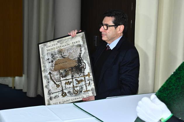 Philippe Aghion, laureate in economics, donates a personal item to the Nobel Museum in Stockholm, Sweden, December 6, 2025 STOCKHOLM SWEDEN x10090x  Copyright: xClaudioxBresciani TTx NOBEL CHAIRS ARE SIGNED BY THE PRIZE WINNERS tKkVAJOtXMc