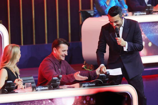 Die große Weihnachtsshow 2025 Presenter Giovanni Zarrella with Andreas Gabalier Austrian singer of popular music, who is on the donation phone Die große Weihnachtsshow präsentiert von Giovanni Zarrella ZDF Live Sendung vom 04 12 2025 in der Baden Arena Offenburg Offenburg, Baden Württemberg, Germany