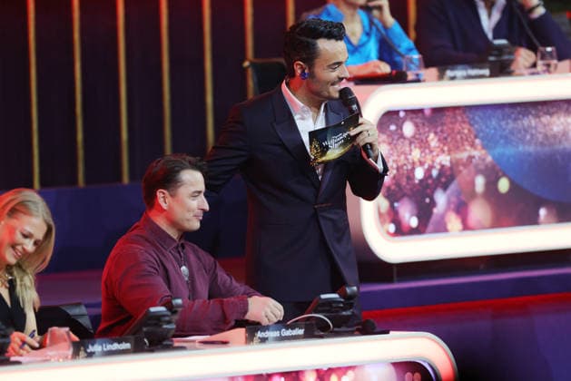 Die große Weihnachtsshow 2025 Presenter Giovanni Zarrella with Andreas Gabalier Austrian singer of popular music, who is on the donation phone Die große Weihnachtsshow präsentiert von Giovanni Zarrella ZDF Live Sendung vom 04 12 2025 in der Baden Arena Offenburg Offenburg, Baden Württemberg, Germany