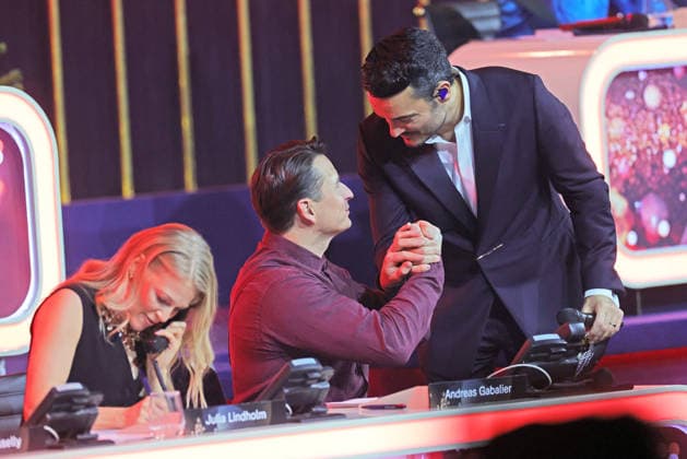Die große Weihnachtsshow 2025 Presenter Giovanni Zarrella with Andreas Gabalier Austrian singer of popular music, who is on the donation phone Die große Weihnachtsshow präsentiert von Giovanni Zarrella ZDF Live Sendung vom 04 12 2025 in der Baden Arena Offenburg Offenburg, Baden Württemberg, Germany