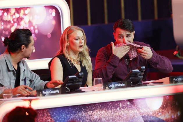 The Great Christmas Show 2025 Andreas Gabalier Austrian singer of popular music with Julia Lindholm on the donation phone The Great Christmas Show presented by Giovanni Zarrella ZDF Live broadcast from 04 12 2025 in the Baden Arena Offenburg Offenburg, Baden Württemberg, Germany