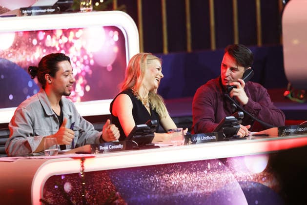 The Great Christmas Show 2025 Rene Casselly, Julia Lindholm and Andreas Gabalier on the donation phone The Great Christmas Show presented by Giovanni Zarrella ZDF Live broadcast from 04 12 2025 in the Baden Arena Offenburg Offenburg, Baden Württemberg, Germany
