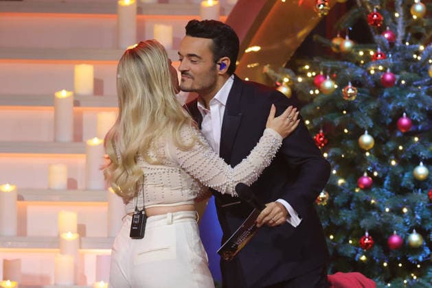 The Great Christmas Show 2025 Presenter Giovanni Zarrella hugs Beatrice Egli Swiss pop singer to welcome her The Great Christmas Show presented by Giovanni Zarrella ZDF Live broadcast from 04 12 2025 in the Baden Arena Offenburg Offenburg, Baden Württemberg, Germany