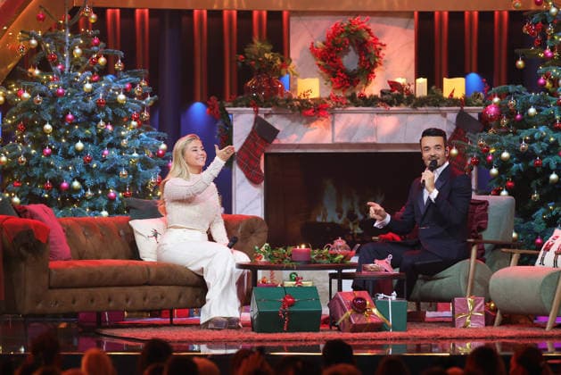 The Great Christmas Show 2025 Presenter Giovanni Zarrella and Beatrice Egli in a Christmassy mood sitting on the couch in front of the fireplace The Great Christmas Show presented by Giovanni Zarrella ZDF Live broadcast from 04 12 2025 in the Baden Arena Offenburg Offenburg, Baden Württemberg, Germany