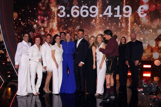 The Great Christmas Show 2025 Presenter Giovanni Zarrella and participants with the donated sum on the screen V li Nadja Benaissa, Lucy Diakovska, Jessica Wahls and Sandy Mölling from No Angels, Evelyn Weigert, Giovanni Zarrella, Julia Lindholm, Linda Hesse, Andreas Gabalier The Great