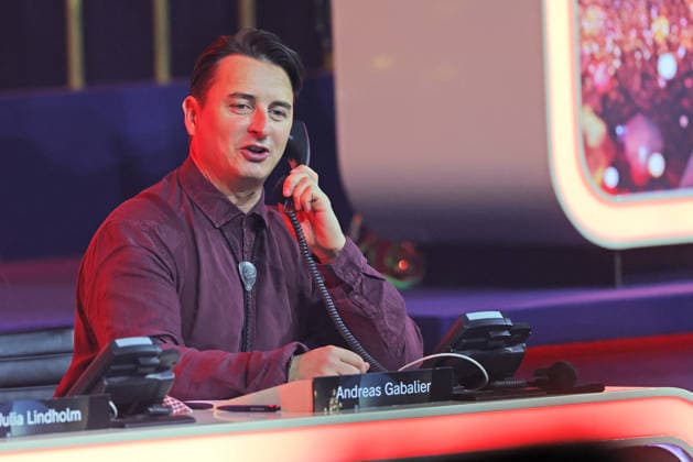 Die große Weihnachtsshow 2025 Andreas Gabalier Austrian singer of popular music, who is on the donation phone Die große Weihnachtsshow präsentiert von Giovanni Zarrella ZDF Live Sendung vom 04 12 2025 in der Baden Arena Offenburg Offenburg, Baden Württemberg, Germany