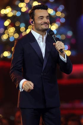 Die große Weihnachtsshow 2025 Moderator Giovanni Zarrella Die große Weihnachtsshow präsentiert von Giovanni Zarrella ZDF Live Sendung vom 04 12 2025 in der Baden Arena Offenburg Offenburg, Baden Württemberg, Germany