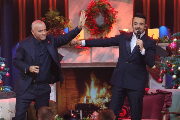 The Great Christmas Show 2025 Presenter Giovanni Zarrella and Eros Ramazzotti Italian pop singer, songwriter and music producer The Great Christmas Show presented by Giovanni Zarrella ZDF Live broadcast from 04 12 2025 in the Baden Arena Offenburg Offenburg, Baden Württemberg, Germany