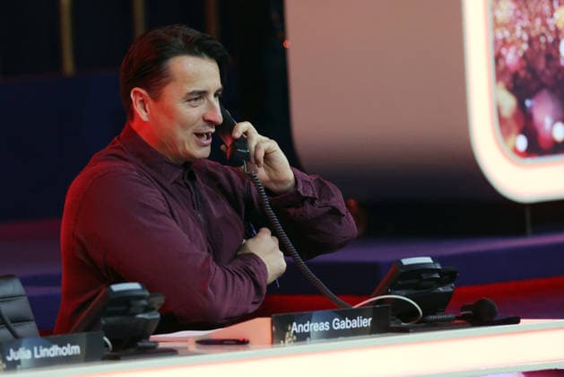Die große Weihnachtsshow 2025 Andreas Gabalier Austrian singer of popular music, who is on the donation phone Die große Weihnachtsshow präsentiert von Giovanni Zarrella ZDF Live Sendung vom 04 12 2025 in der Baden Arena Offenburg Offenburg, Baden Württemberg, Germany