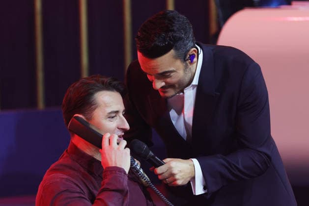 Die große Weihnachtsshow 2025 Presenter Giovanni Zarrella with Andreas Gabalier Austrian singer of popular music , who is on the donation phone The Great Christmas Show presented by Giovanni Zarrella ZDF Live broadcast from 04 12 2025 in the Baden Arena Offenburg Offenburg, Baden Württemberg, Germany