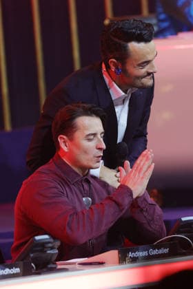 Die große Weihnachtsshow 2025 Presenter Giovanni Zarrella with Andreas Gabalier Austrian singer of popular music, who is on the donation phone Die große Weihnachtsshow präsentiert von Giovanni Zarrella ZDF Live Sendung vom 04 12 2025 in der Baden Arena Offenburg Offenburg, Baden Württemberg, Germany