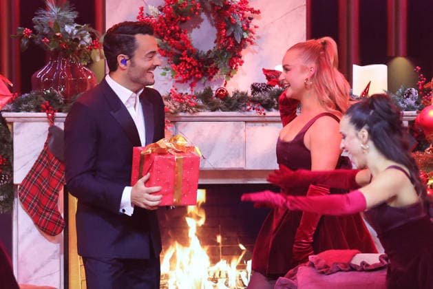 Die große Weihnachtsshow 2025 Moderator Giovanni Zarrella Die große Weihnachtsshow präsentiert von Giovanni Zarrella ZDF Live Sendung vom 04 12 2025 in der Baden Arena Offenburg Offenburg, Baden Württemberg, Germany
