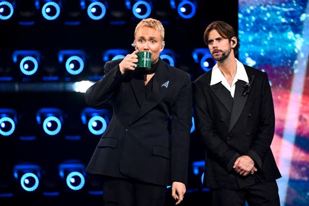 STOCKHOLM, SWEDEN 20251206 Guest host Edvin Törnblom and host Pär Lernström during the final of Idol 2025 STOCKHOLM SWEDEN x10060x  Copyright: xHenrikxMontgomery TTx IDOL 2025 2zE7HZLq1nU