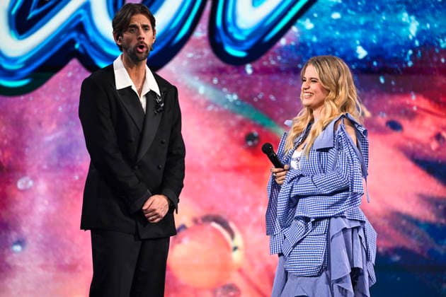 STOCKHOLM, SWEDEN 20251206 Hosts Pär Lernström and Tuva Rawall during the final of Idol 2025 STOCKHOLM SWEDEN x10060x  Copyright: xHenrikxMontgomery TTx IDOL 2025 ccnGD54OueU