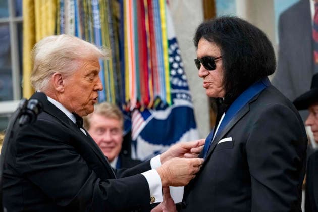 President Donald Trump Awards 2025 Kennedy Center Honorees With Medallions President Donald Trump presents a medal to 2025 Kennedy Center Honoree Kiss band member Gene Simmons during a presentation ceremony in the Oval Office of the White House in Washington, DC on Saturday, December 6, 2025. The honorees this year include country music artist George Straight, actor Sylvester Stallone, members of the rock band Kiss, actor Michael Crawford and singer Gloria Gaynor. Photo by Bonnie Cash Pool ABACAPRESS.COM WASHINGTON DC United States  Copyright: xPool ABACAx